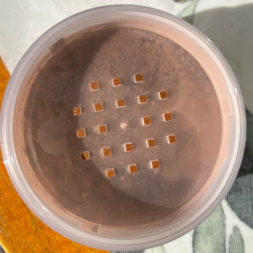Laura Mercier Translucent Loose Setting Powder! - Picture 6 of 6